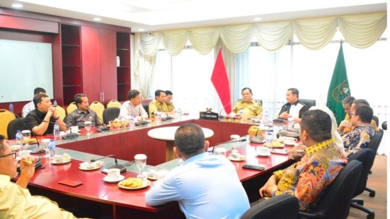 Pansus LKPJ DPRD Riau Audiensi dengan Plt Gubernur, Tekankan Optimalisasi PAD dan Perbankan Daerah