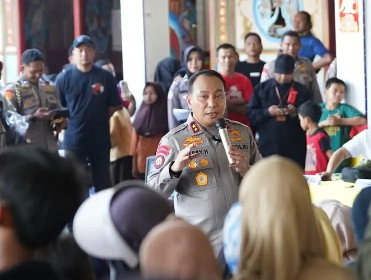 Tak Hanya Keamanan, Kapolda Riau Serahkan Bantuan Mesin Ketinting untuk Nelayan Panipahan dalam Langkah Cooling System