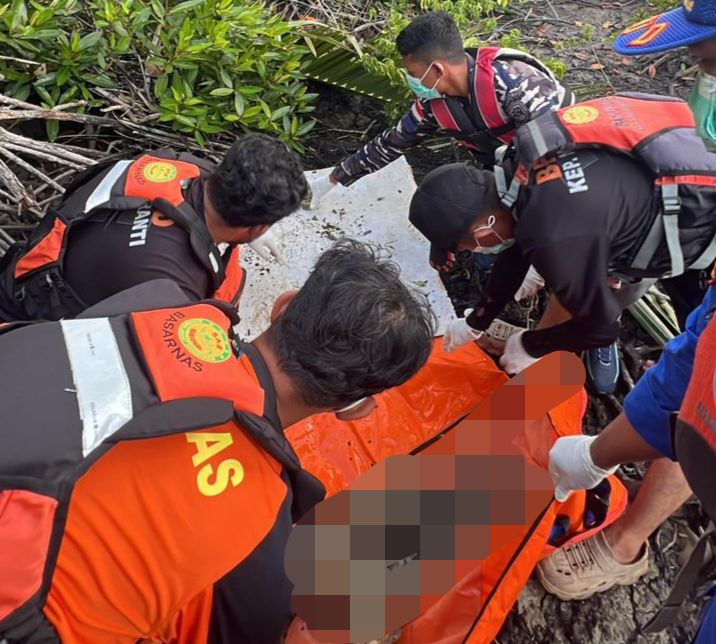 Ditemukan Meninggal Dunia, Tim SAR Gabungan Evakuasi Jasad Pria yang Melompat dari Kapal Dumai Line di Selat Meranti