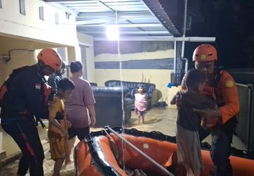 Enam Warga Terjebak Banjir di Rumbai Timur, Tim Basarnas Pekanbaru Bergerak Cepat Lakukan Evakuasi