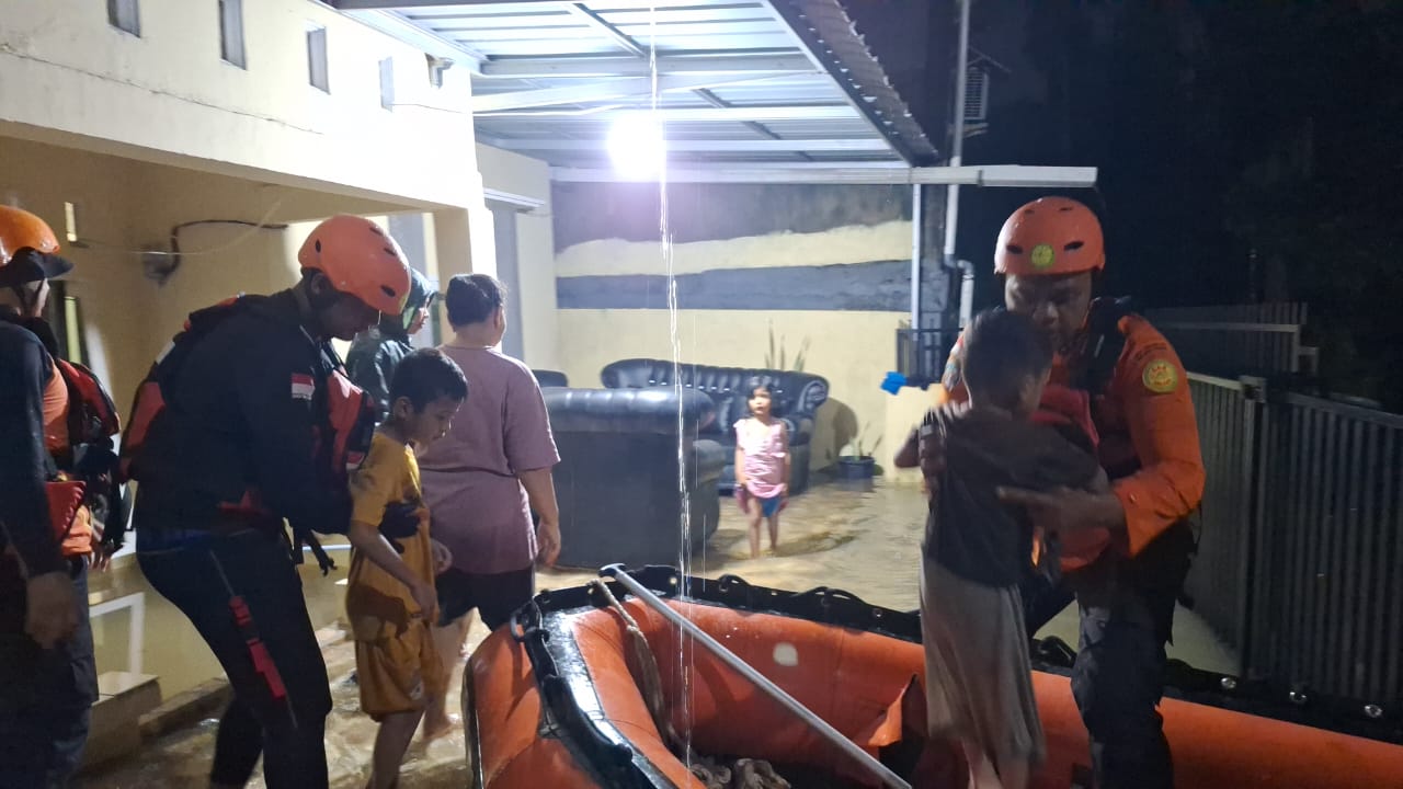 Enam Warga Terjebak Banjir di Rumbai Timur, Tim Basarnas Pekanbaru Bergerak Cepat Lakukan Evakuasi