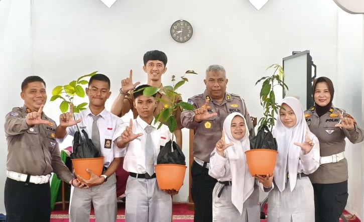 Tanamkan Disiplin Sejak Dini, SMAN 4 Pekanbaru dan Polda Riau Kolaborasi Lewat Program ‘Green Policing’