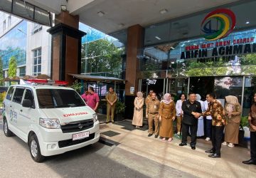 Tingkatkan Pelayanan Kesehatan, RSUD Arifin Achmad Terima Bantuan 2 Unit Ambulance dari BRI dan BSI