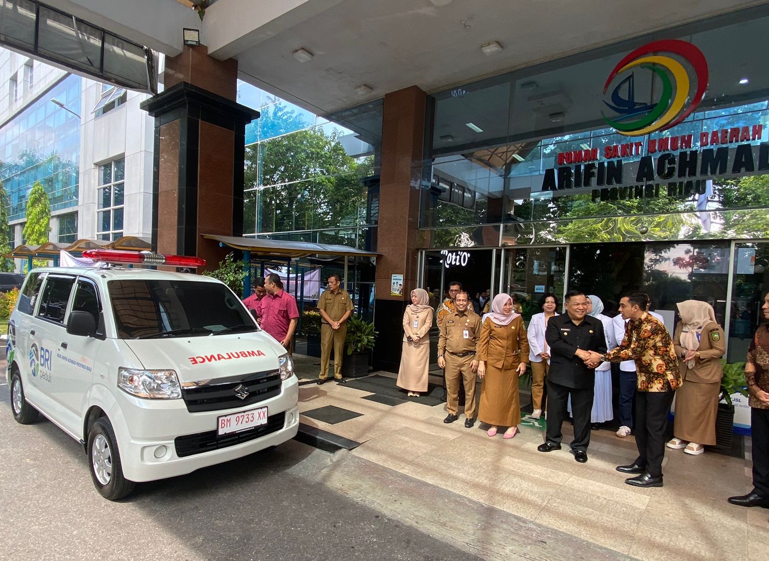 Tingkatkan Pelayanan Kesehatan, RSUD Arifin Achmad Terima Bantuan 2 Unit Ambulance dari BRI dan BSI