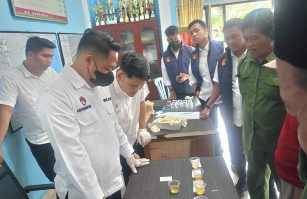 Sidak Tes Urine di Desa Jangkang, Polres Bengkalis Amankan Oknum Linmas dan Pengedar