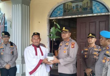 Kapolres Kampar Pimpin Langsung Pengamanan Jumat Agung, Beri Rasa Aman dan Bagikan Bibit Pohon ke Warga