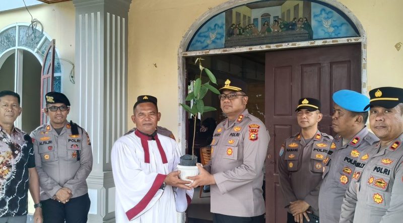 Kapolres Kampar Pimpin Langsung Pengamanan Jumat Agung, Beri Rasa Aman dan Bagikan Bibit Pohon ke Warga