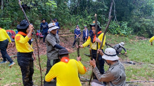 Tempa Mental Ekstrem, Belasan Siswa SMAN 1 Padang Ikuti Pendidikan Dasar Sispala Galapagos di Hutan Unand