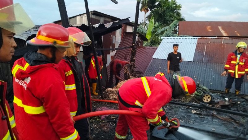 Kebakaran Hebohkan Warga Banuaran Nan XX Lubeg, Gudang Lantai Dua Hangus Dilalap Api