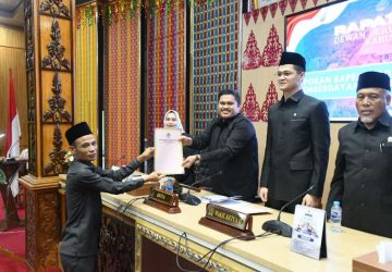 DPRD Tetapkan Ranperda menjadi Perda, Bupati Kasmarni Harapkan Usaha Mikro jadi Investasi Strategis Ekonomi Daerah