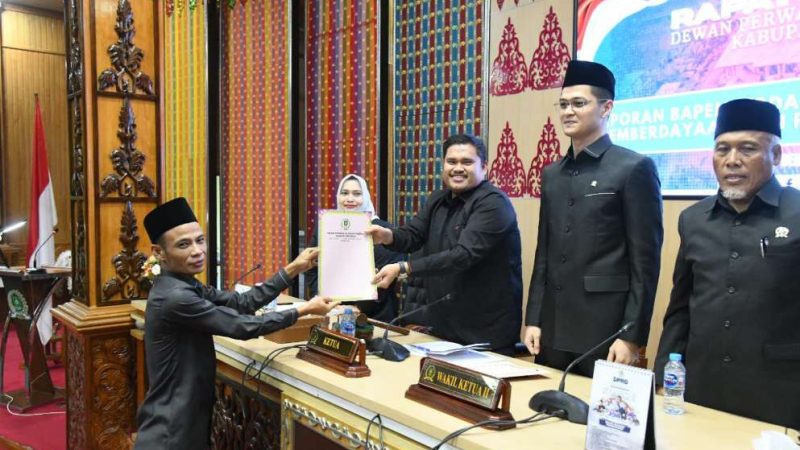 DPRD Tetapkan Ranperda menjadi Perda, Bupati Kasmarni Harapkan Usaha Mikro jadi Investasi Strategis Ekonomi Daerah