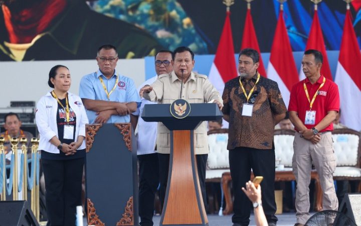 Presiden Prabowo Umumkan Kado Besar Bagi Buruh, Dari UU PPRT Hingga Marsinah Pahlawan Nasional