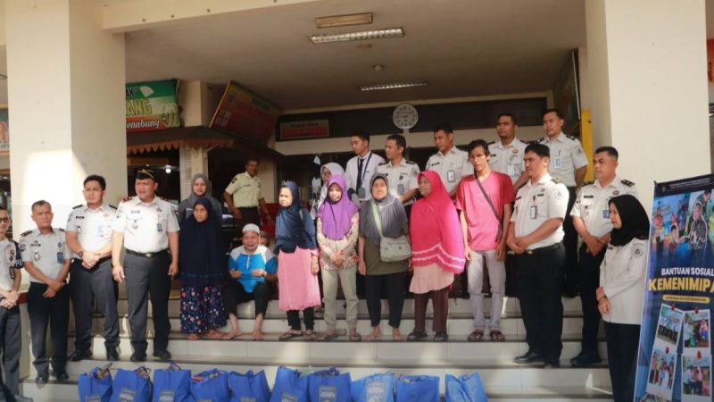 Wujud Kepedulian, Lapas Pasir Pangaraian Berbagi Paket Sembako ke Masyarakat Sekitar
