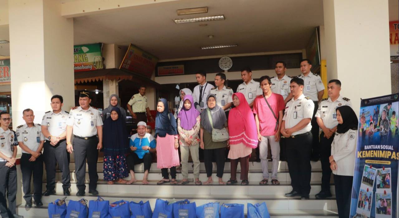 Wujud Kepedulian, Lapas Pasir Pangaraian Berbagi Paket Sembako ke Masyarakat Sekitar