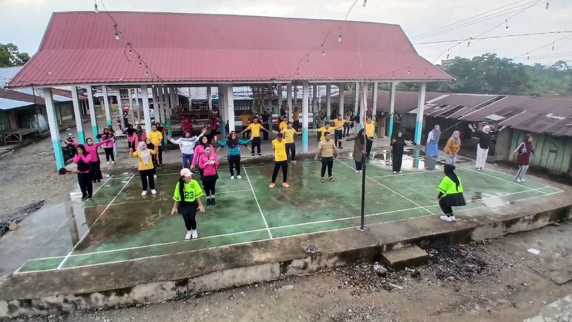 Pererat Silaturahmi, Kapolsek Rambah Samo Ajak Warga Desa Langkitin Senam Bersama