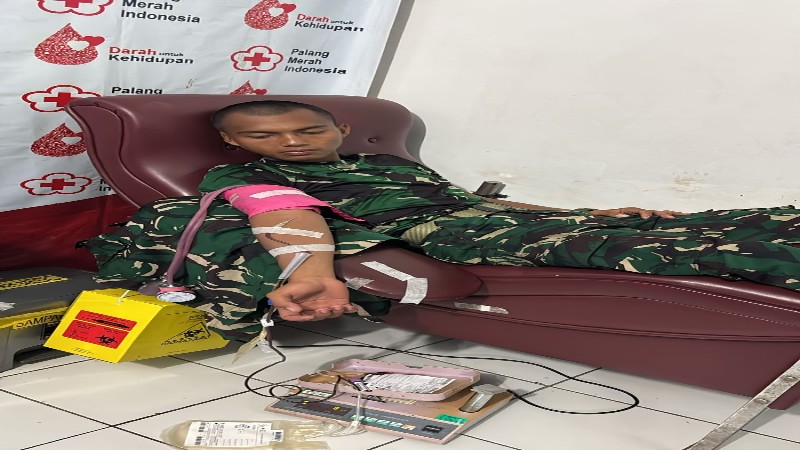 TNI Respons Cepat, Prajurit Yonif 141/AYJP Donorkan Darah untuk Pasien Pendarahan di RSUD Dr.H.M. Rabain