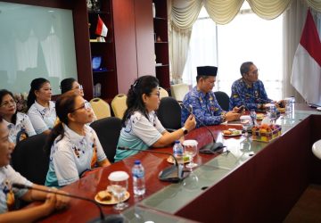 Bawa Pesan Harmoni Riau, Plt Gubri Lepas Kontingen Pesparawi Nasional ke Papua Barat