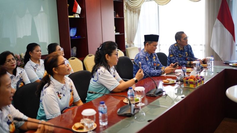 Bawa Pesan Harmoni Riau, Plt Gubri Lepas Kontingen Pesparawi Nasional ke Papua Barat