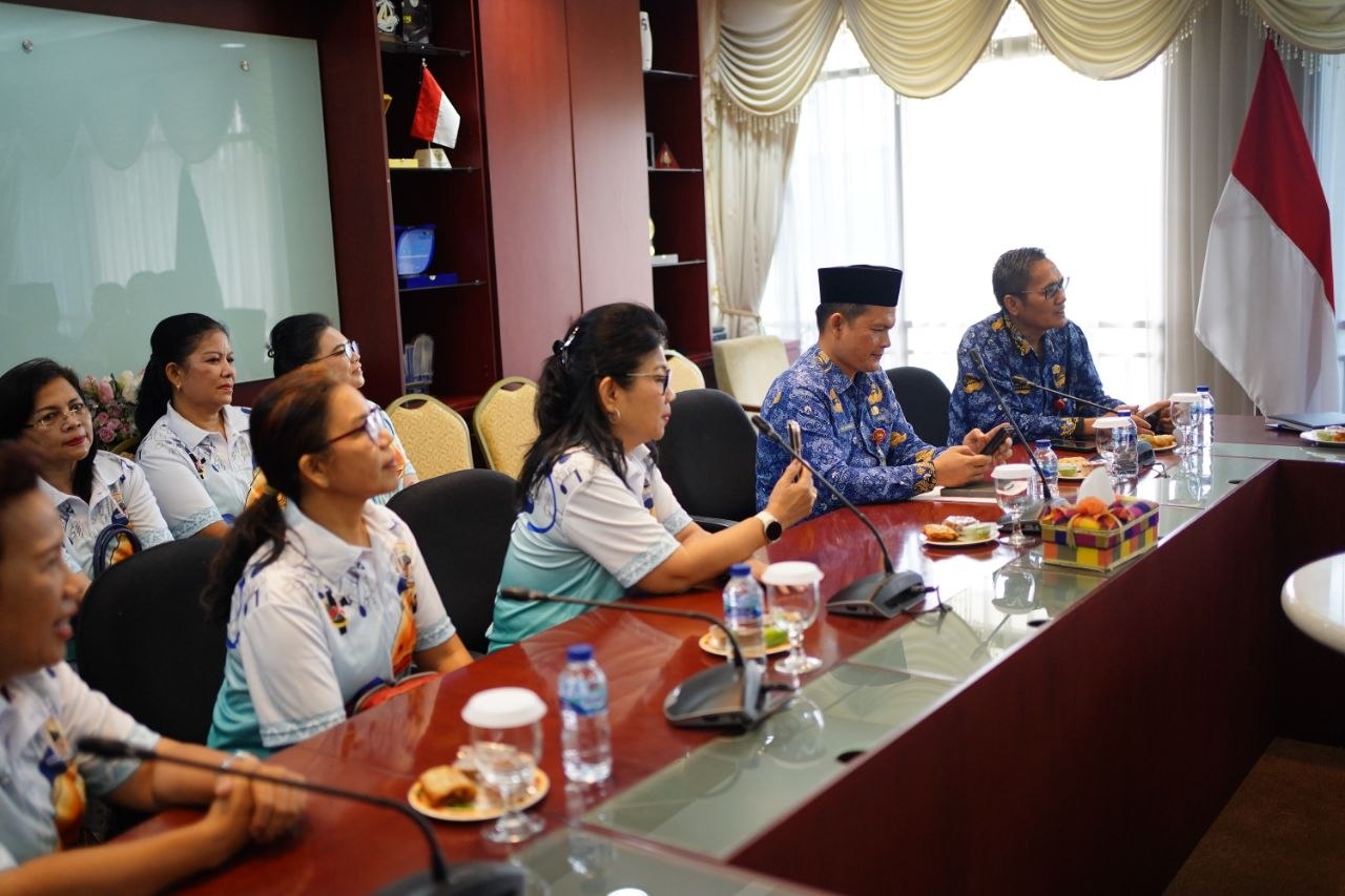 Bawa Pesan Harmoni Riau, Plt Gubri Lepas Kontingen Pesparawi Nasional ke Papua Barat