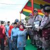 Bupati Kasmarni Serahkan Cinderamata Khas Bengkalis kepada Menag RI Saat Pawai Ta’aruf MTQ ke-44