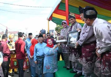 Bupati Kasmarni Serahkan Cinderamata Khas Bengkalis kepada Menag RI Saat Pawai Ta’aruf MTQ ke-44