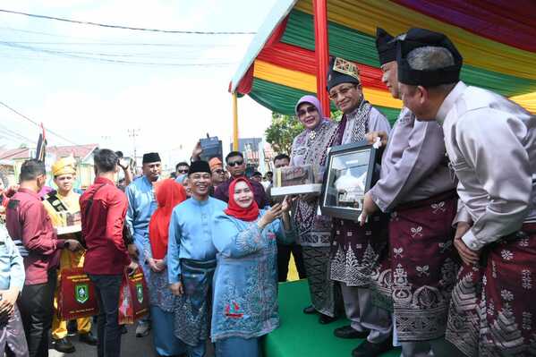 Bupati Kasmarni Serahkan Cinderamata Khas Bengkalis kepada Menag RI Saat Pawai Ta'aruf MTQ ke-44
