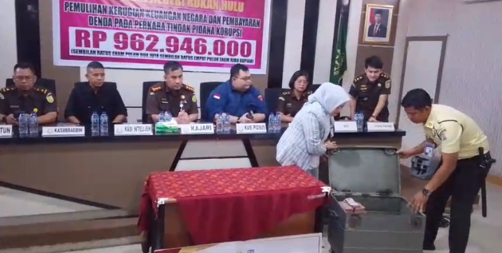 Kejari Rohul Pulihkan Kerugian Negara Rp862 Juta Kasus Korupsi BOSP SMAN 1 Ujung Batu