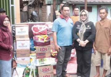 Wujud Kepedulian Daerah, Plt Bupati Sumarni Salurkan Sembako dan Perlengkapan Tidur untuk Korban Kebakaran