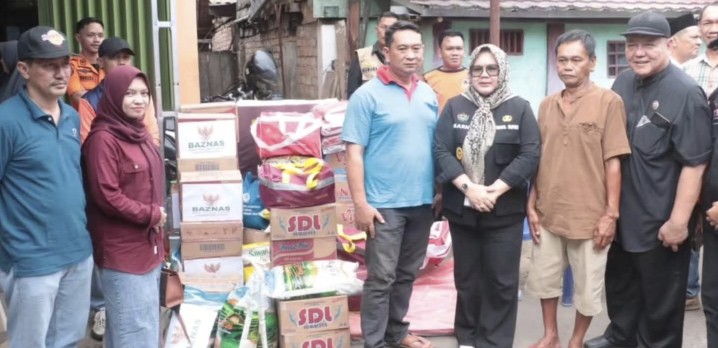 Wujud Kepedulian Daerah, Plt Bupati Sumarni Salurkan Sembako dan Perlengkapan Tidur untuk Korban Kebakaran