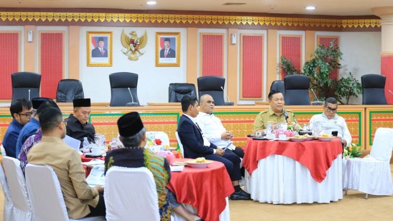 Redam Mosi Tak Percaya Enam Fraksi, Plt Gubri Beri Waktu Sekwan Dua Minggu Cairkan Dana DPRD Riau