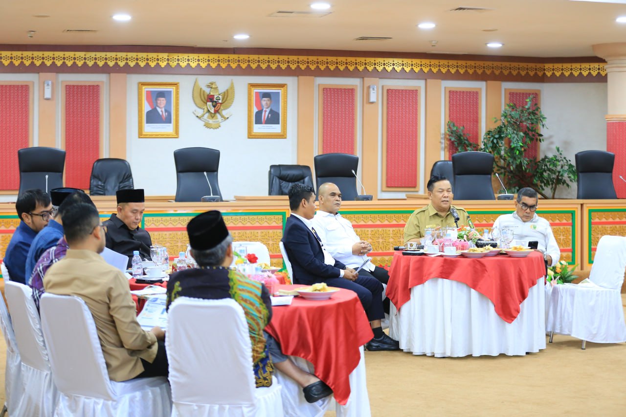 Redam Mosi Tak Percaya Enam Fraksi, Plt Gubri Beri Waktu Sekwan Dua Minggu Cairkan Dana DPRD Riau