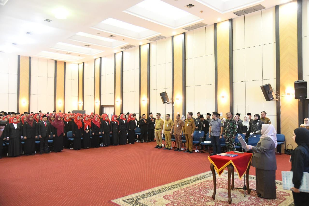 Bupati Kasmarni Lantik 215 Kepala Sekolah, Beri Peringatan Keras Soal Pungli dan Kecurangan PPDB