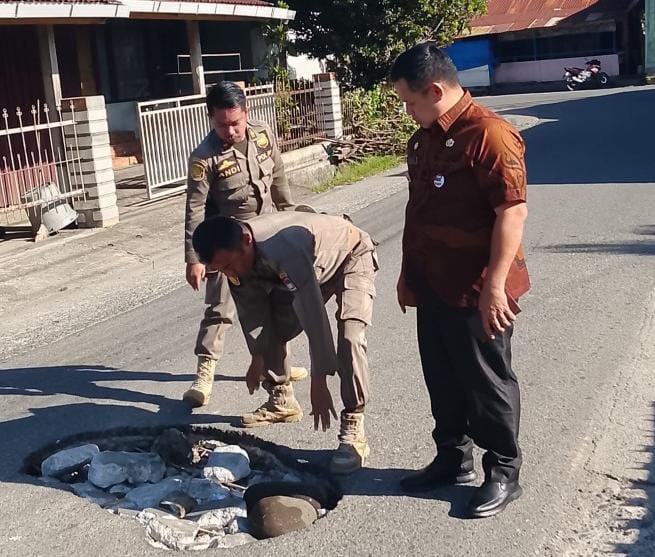 Respon Cepat Laporan Warga, Camat Lubuk Begalung Tinjau Jalan Berlubang di Batung Taba
