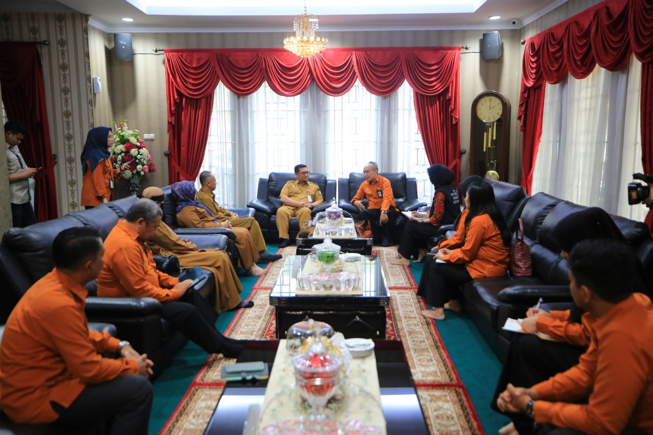 Terima Pendataan Perdana, Sekdaprov Riau Minta ASN Jadi Teladan Sensus Ekonomi 2026