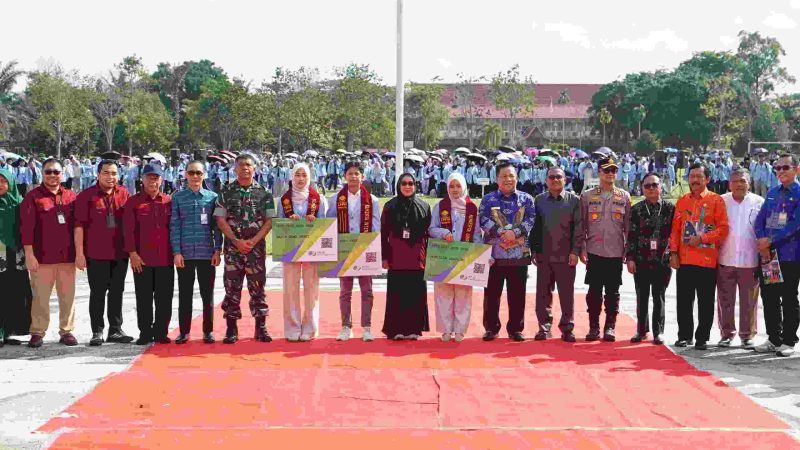 Bertema ‘Membangun Negeri’, Plt Gubri Lepas Ribuan Mahasiswa Kukerta Berdampak Unri 2026