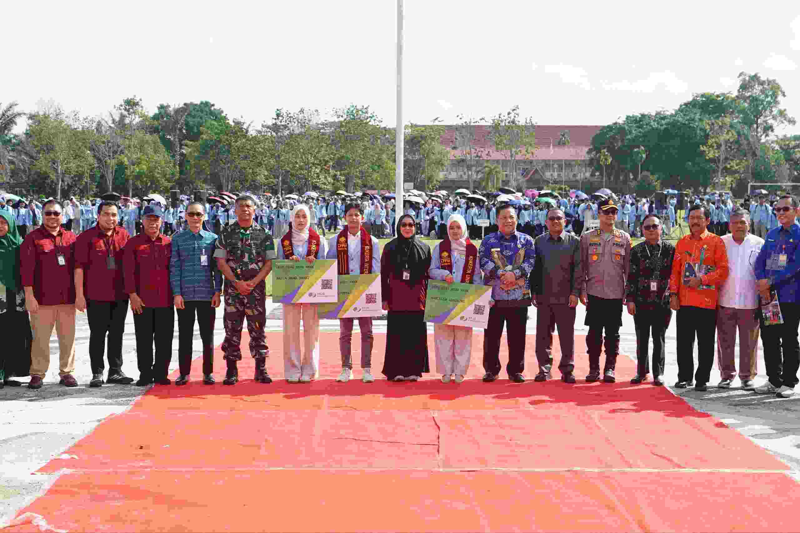 Bertema 'Membangun Negeri', Plt Gubri Lepas Ribuan Mahasiswa Kukerta Berdampak Unri 2026