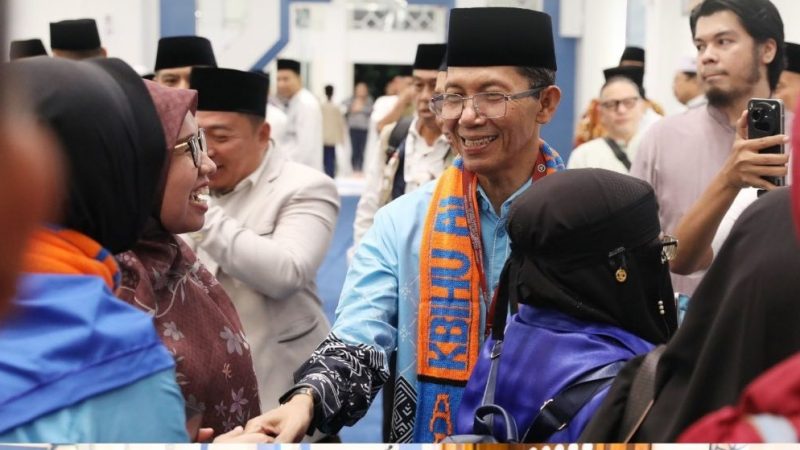 Suasana Haru di Masjid Agung, Wali Kota Batam Lepas Jabatan Sementara Demi Berhaji