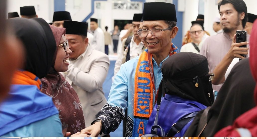 Suasana Haru di Masjid Agung, Wali Kota Batam Lepas Jabatan Sementara Demi Berhaji