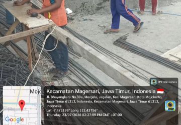 Hanya Pakai Sandal Jepit, Penerapan K3 di Proyek Gedung BAZNAS Mojokerto Kembali Dikritik Warga
