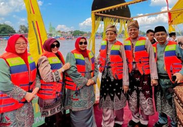 Memukau di Sungai Narosa, Perahu Hias “Datuk Laksamana” Bengkalis Hipnotis Ribuan Penonton MTQ Riau