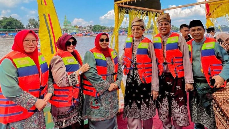 Memukau di Sungai Narosa, Perahu Hias “Datuk Laksamana” Bengkalis Hipnotis Ribuan Penonton MTQ Riau