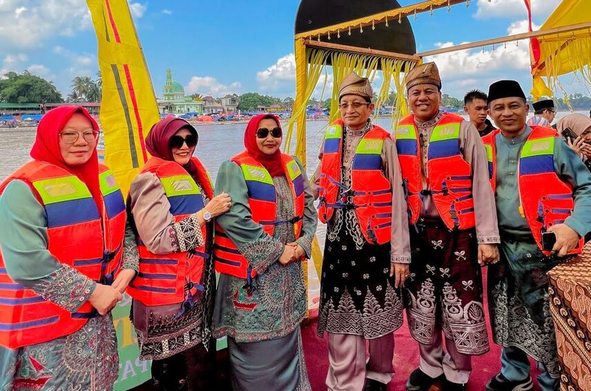 Memukau di Sungai Narosa, Perahu Hias "Datuk Laksamana" Bengkalis Hipnotis Ribuan Penonton MTQ Riau