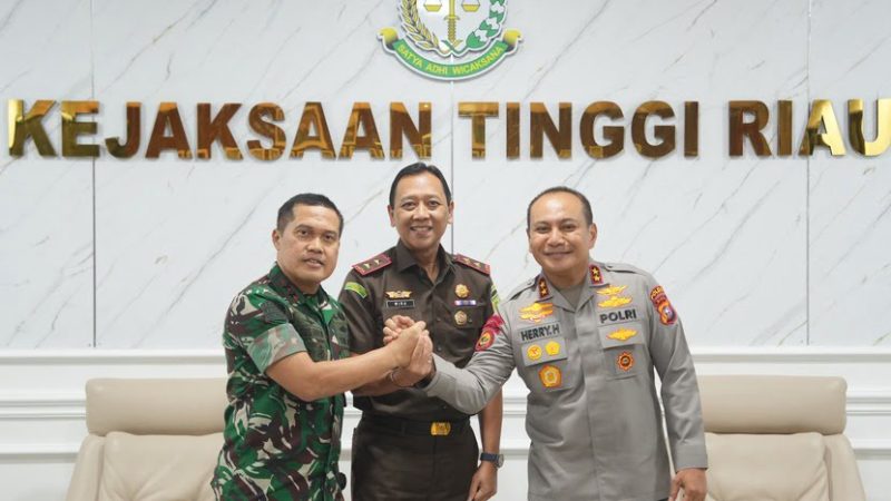 Perkuat Sinergi Hukum, Kapolda Riau Irjen Pol Herry Heryawan Sambangi Kejati Riau
