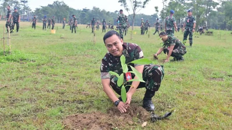 Wujud Kepedulian Lingkungan, Danlanud Rsn Pimpin Penanaman 500 Pohon Jeletung
