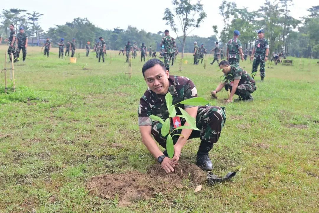 Wujud Kepedulian Lingkungan, Danlanud Rsn Pimpin Penanaman 500 Pohon Jeletung