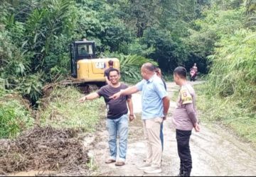 Cinta Kampung Halaman, H. Rusli Sukarela Tanggulangi Kerusakan Jalan Strategis di Solok