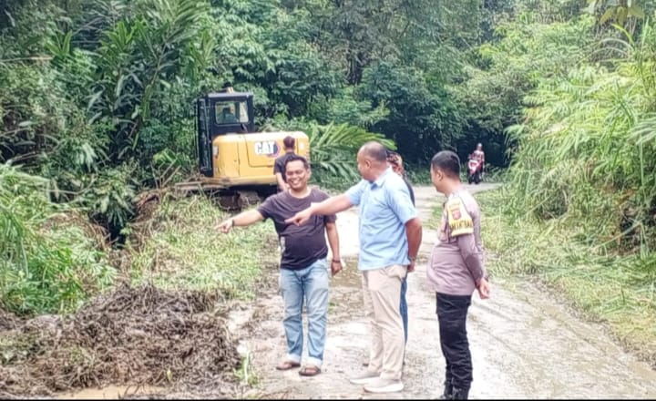 Cinta Kampung Halaman, H. Rusli Sukarela Tanggulangi Kerusakan Jalan Strategis di Solok