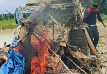 Keresahan Warga Direspons Cepat, Polsek Kuantan Tengah Bakar Dua Rakit Emas Ilegal