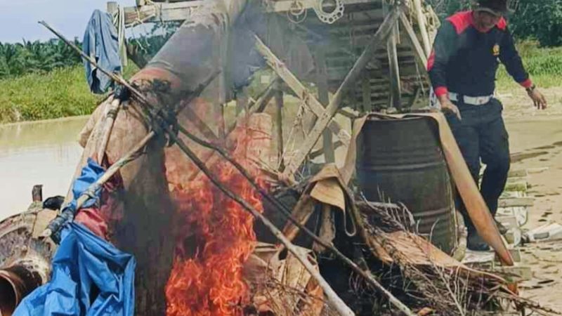 Keresahan Warga Direspons Cepat, Polsek Kuantan Tengah Bakar Dua Rakit Emas Ilegal