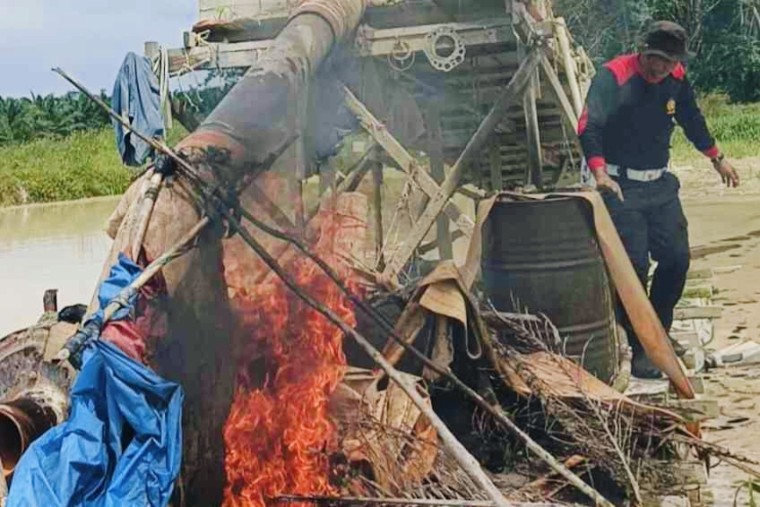 Keresahan Warga Direspons Cepat, Polsek Kuantan Tengah Bakar Dua Rakit Emas Ilegal